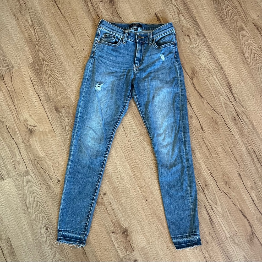 Banana Republic high rise skinny size 2 distressed